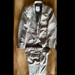 Black n Blanco Boy’s 3 Piece Suit Size 14 Barely Worn with adjustable waist.